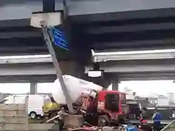 Truk Tangki Gas Mengalami Kecelakaan di Cikunir, Sempat Melintang di Jalan